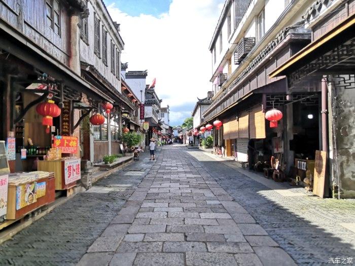 飞跃沙丘的小球
